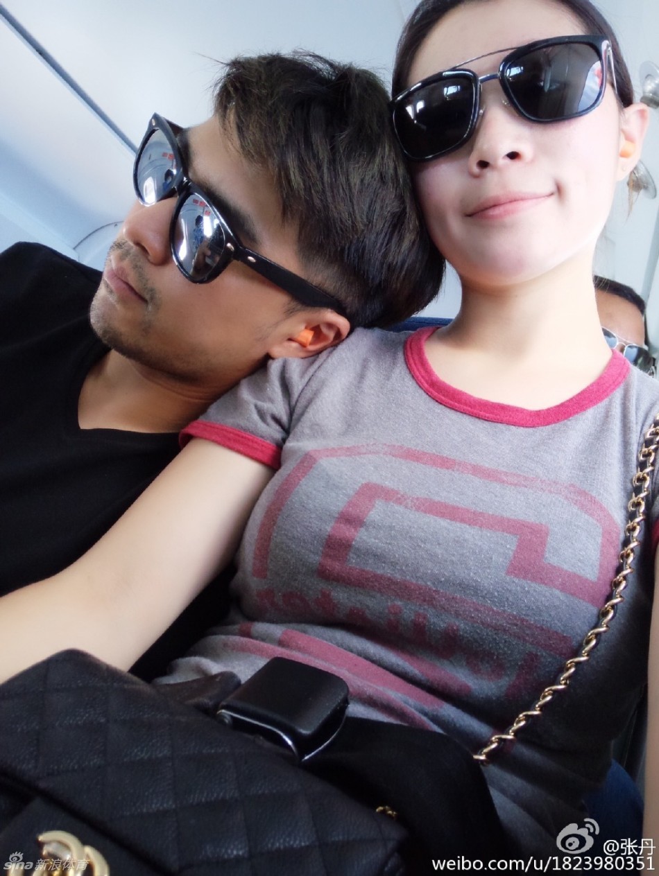 近日,昔日中国花样滑冰名将张丹在微博展示出一组与男友在马尔代夫