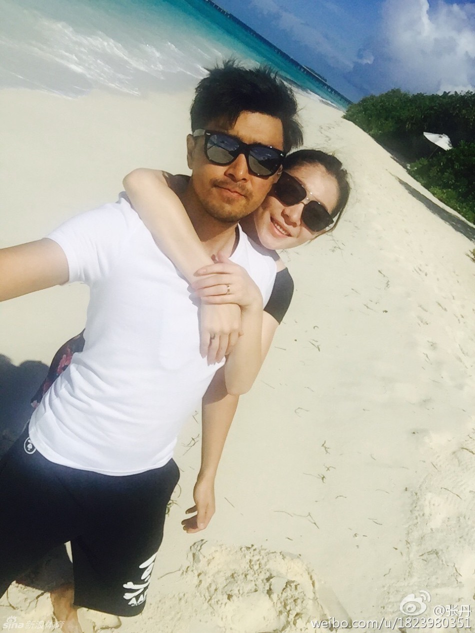 近日,昔日中国花样滑冰名将张丹在微博展示出一组与男友在马尔代夫