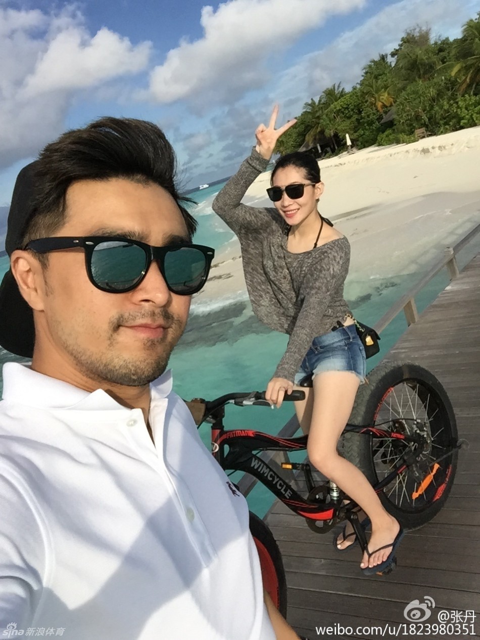 近日,昔日中国花样滑冰名将张丹在微博展示出一组与男友在马尔代夫