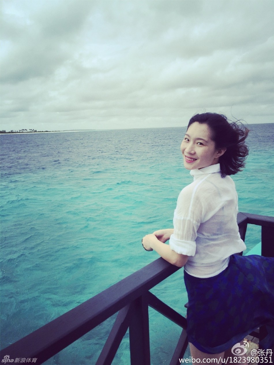 花滑美女张丹与男友度假秀比基尼_高清图集_新浪网