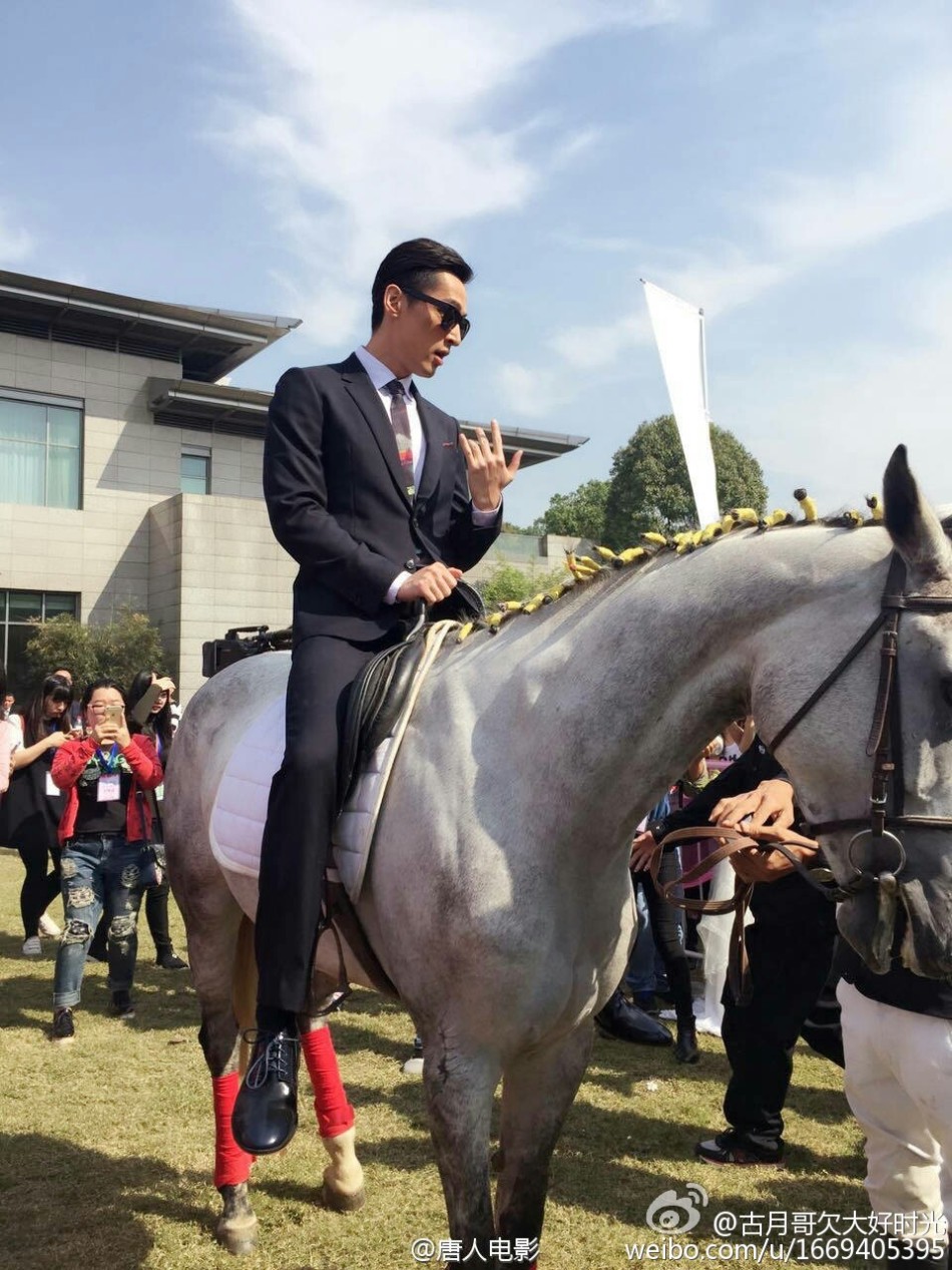 胡歌骑马引女粉丝尖叫_高清图集_新浪网