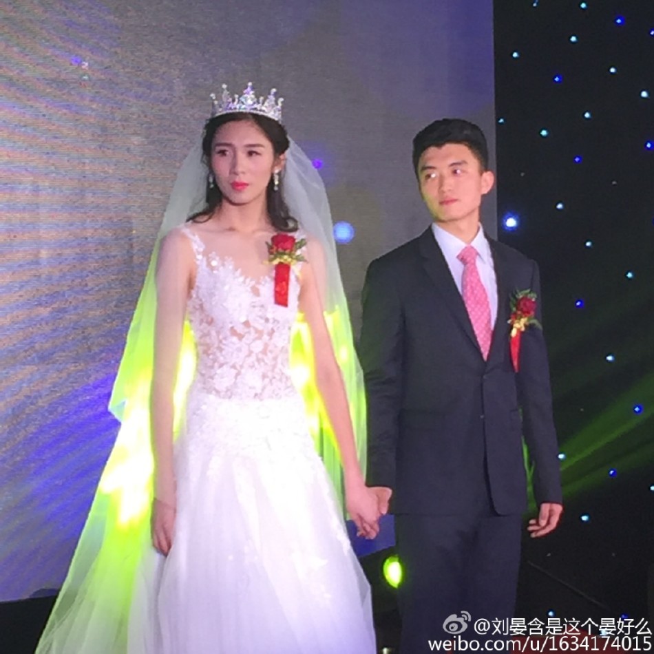 国手刘晏含为闺蜜做伴娘_高清图集_新浪网