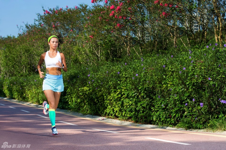 跑步宝贝活力写真 长腿高颜文艺范十足_高清图集_新浪网