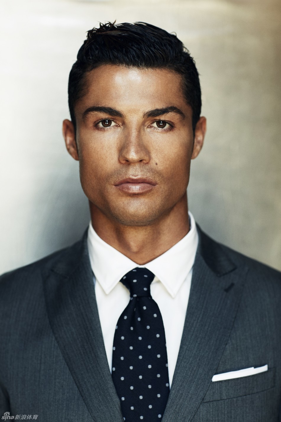 近日,c罗为葡萄牙时尚品牌sacoor brothers拍摄新的宣传片.