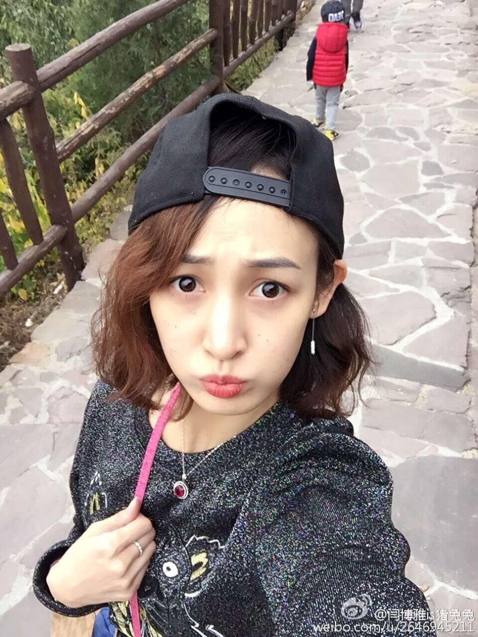 王皓携娇妻爱子爬长城 夫妻俩恩爱自拍