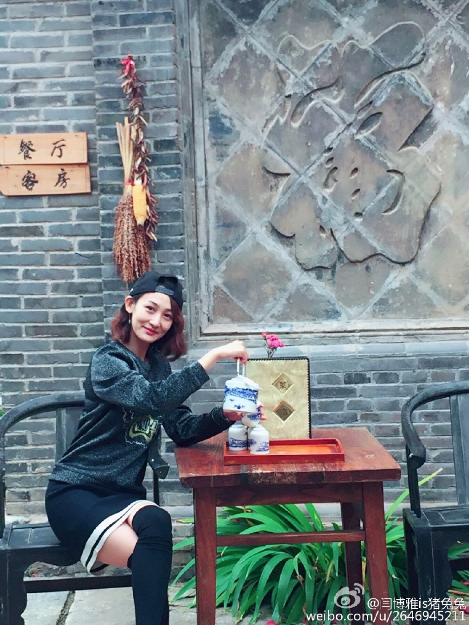 王皓携娇妻爱子爬长城 夫妻俩恩爱自拍