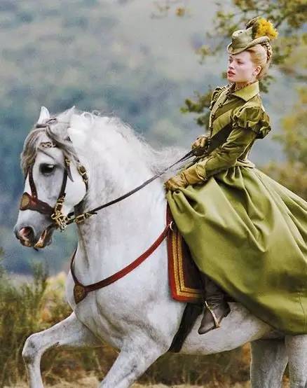 女人穿裙子怎么骑马_高清图集_新浪网