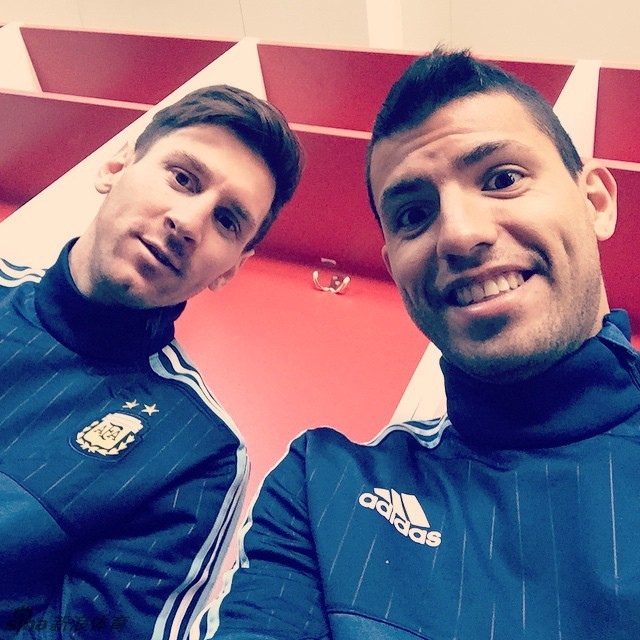 自拍狂人阿圭罗合影的大牌_高清图集_新浪网