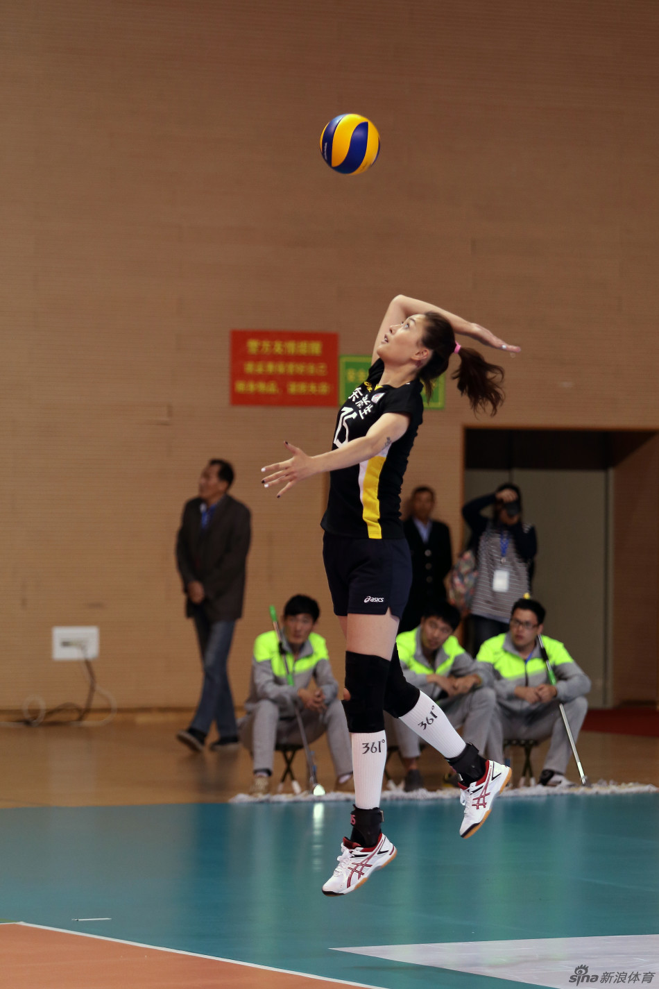 马蕴雯发球动作舒展