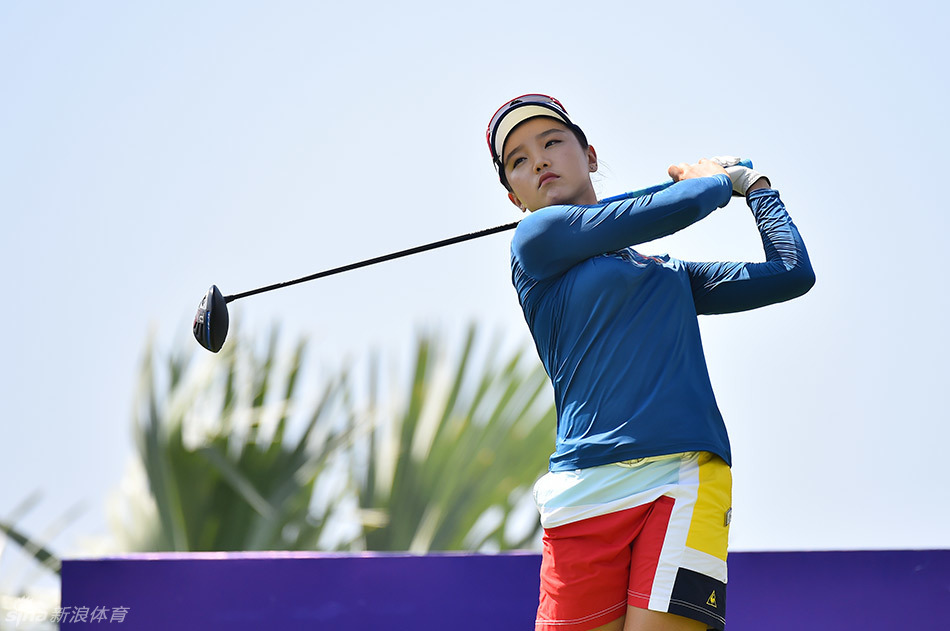 石昱婷挥杆