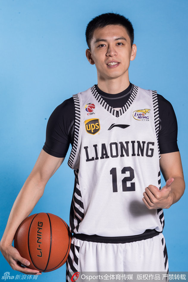 辽宁男篮官方写真 控卫双子星亮相_高清图集_新浪网