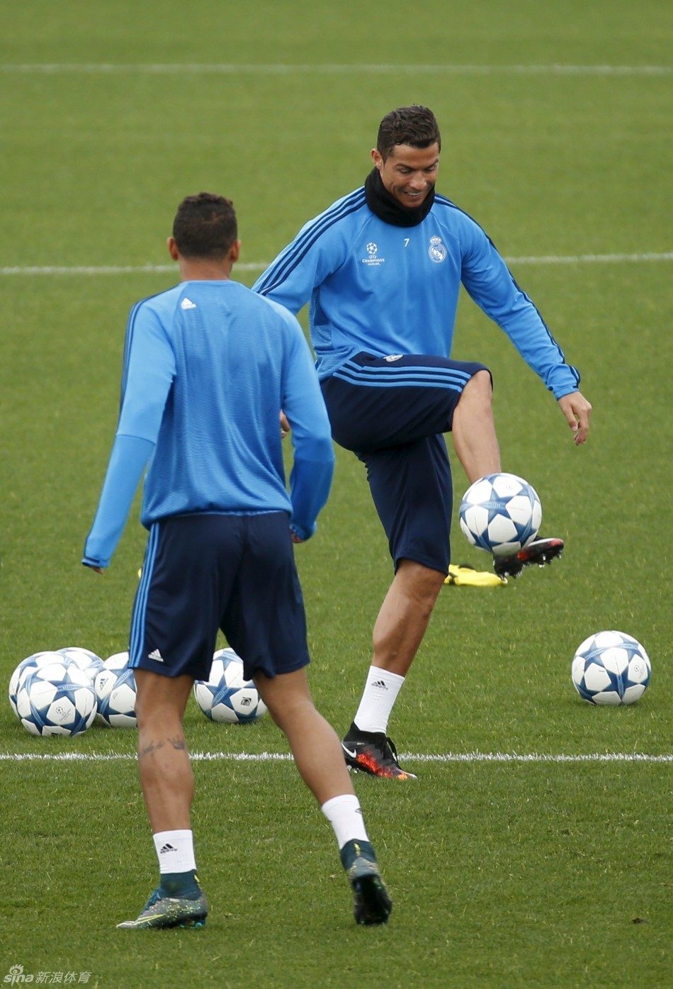 皇马训练备战欧冠小组赛_高清图集_新浪网