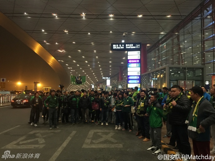 国安球迷机场送别曼帅.图片来自:法制晚报和微博