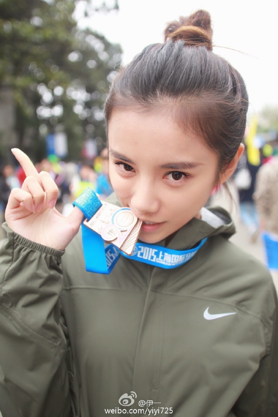 伊一晒上马完赛照片