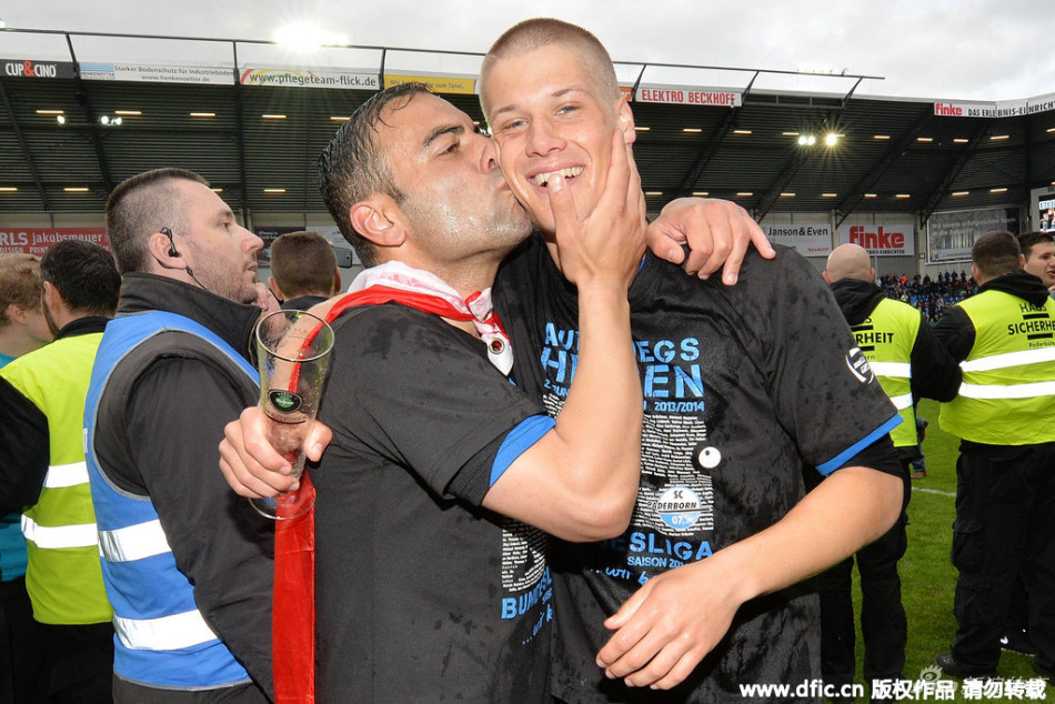 把持不住!绿茵场上的男男激吻_高清图集_新浪网