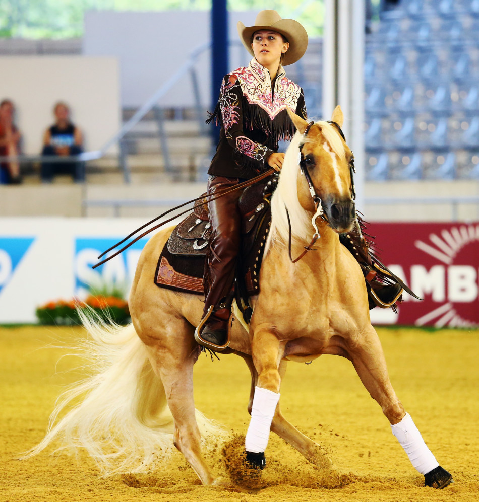 吉娜-舒马赫参加欧洲青年马术锦标赛