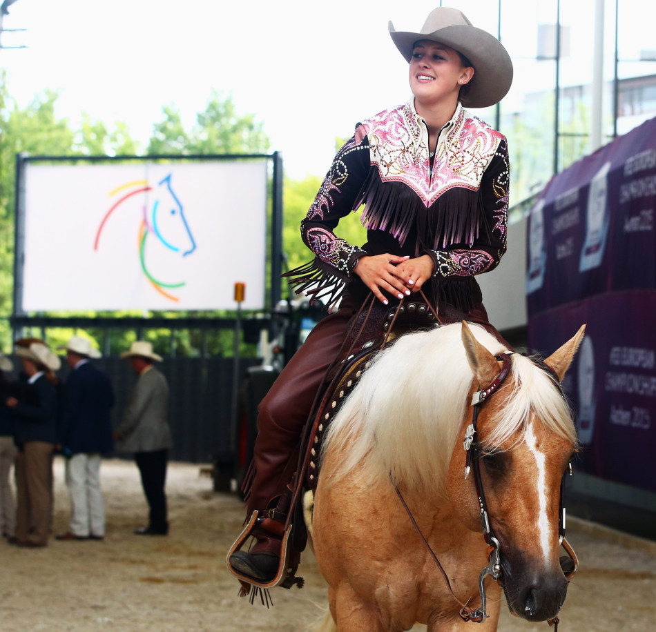 吉娜-舒马赫参加欧洲青年马术锦标赛