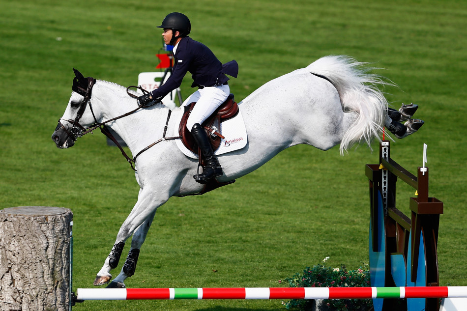 精彩!骑手跨越障碍一刻