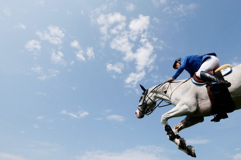 精彩!骑手跨越障碍一刻_高清图集_新浪网