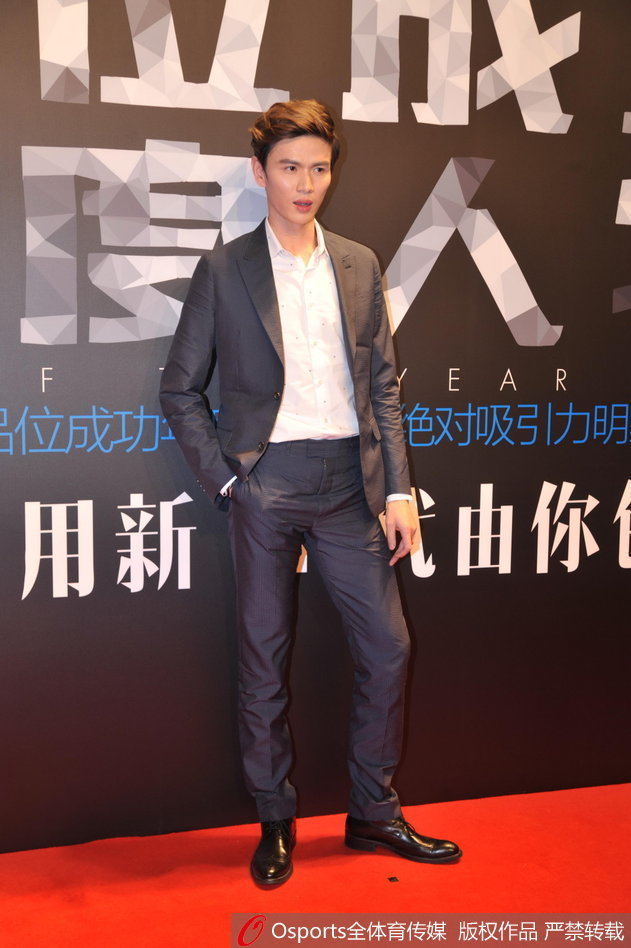 鲍春来帅气出席时尚活动