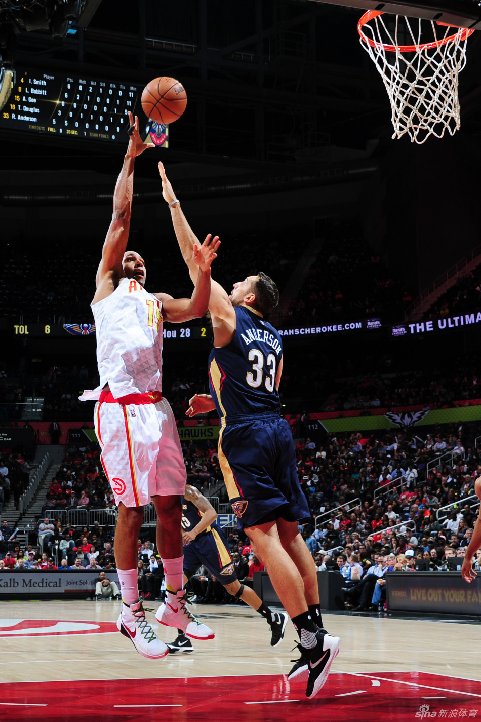 霍福德与莱恩-安德森争抢篮板