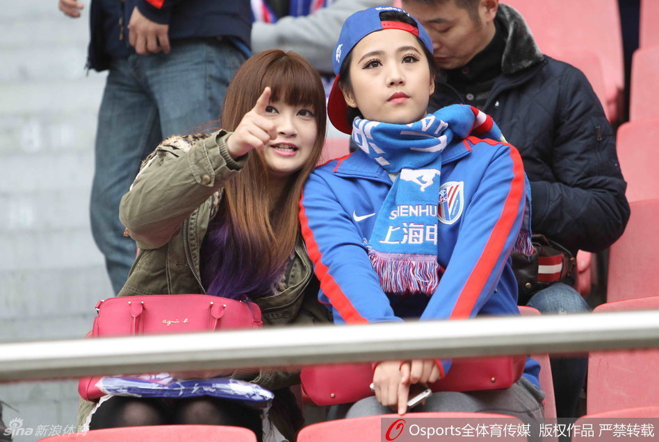 申花美女球迷看台助威