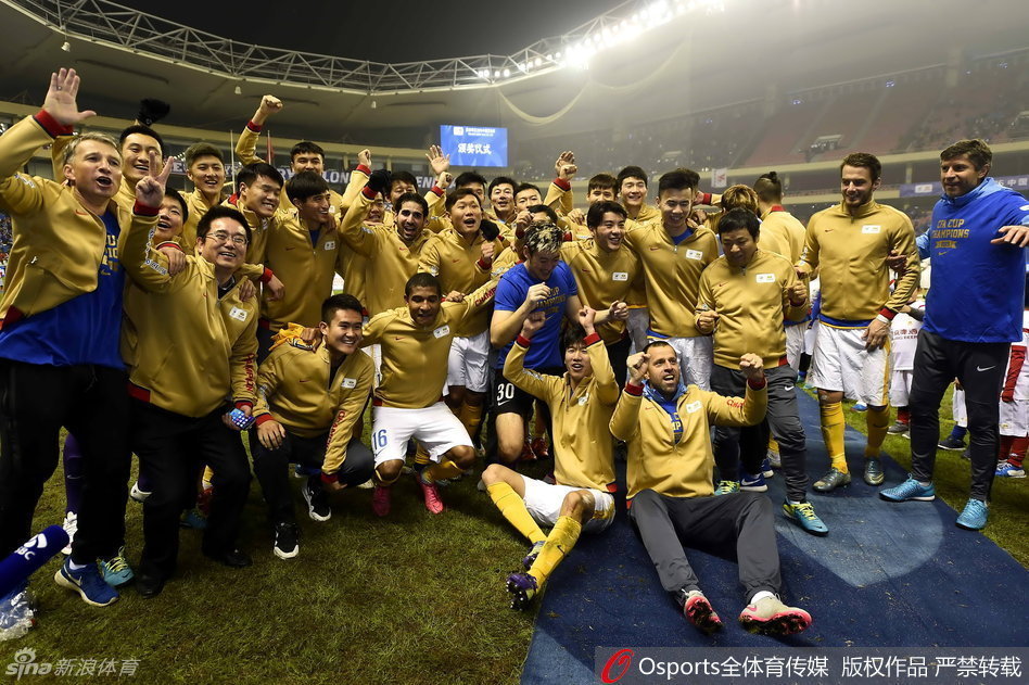 舜天夺冠众将捧杯狂欢