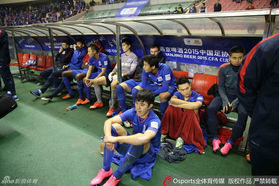 申花球员沮丧球迷哭泣