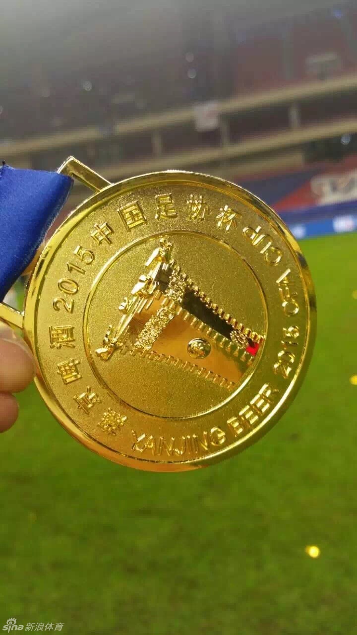 舜天首夺足协杯冠军捧杯狂欢_高清图集_新浪网