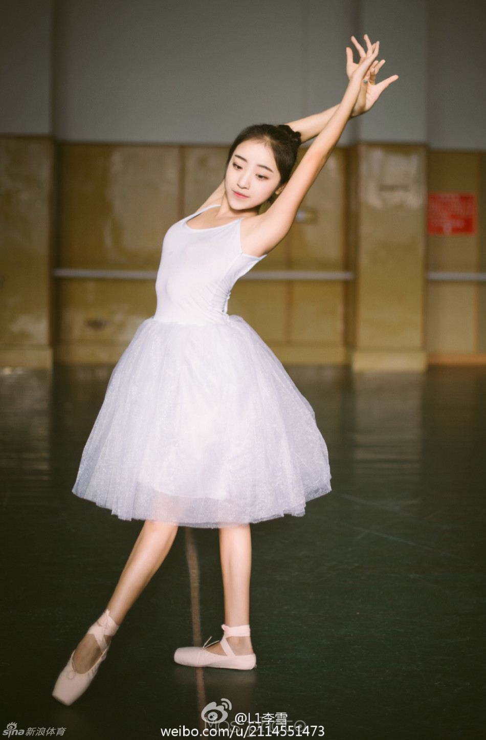 20岁最美身材校花一字马走红