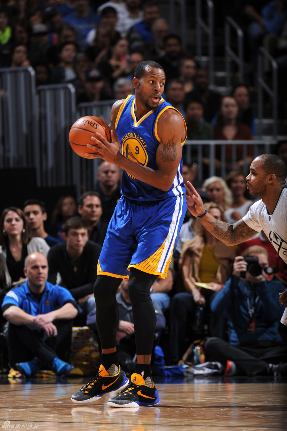 掘金二将赛前乒乓热身