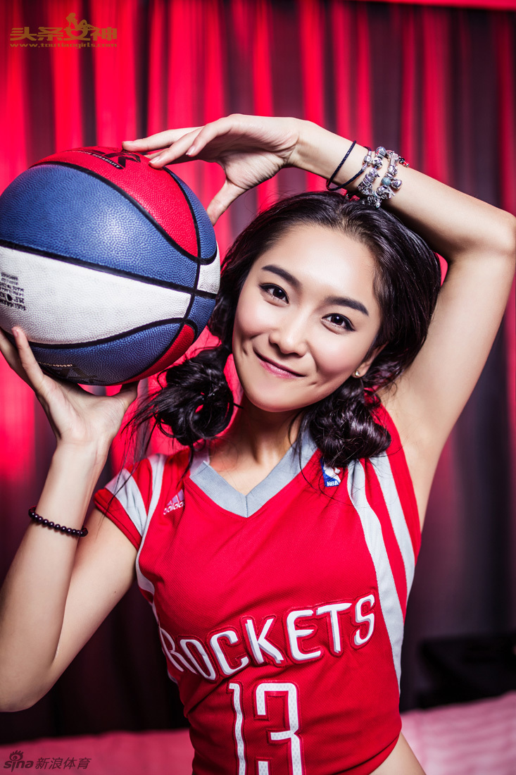 火箭美女球迷为哈登喝彩_高清图集_新浪网