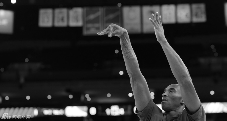 科比更衣室黑白影像