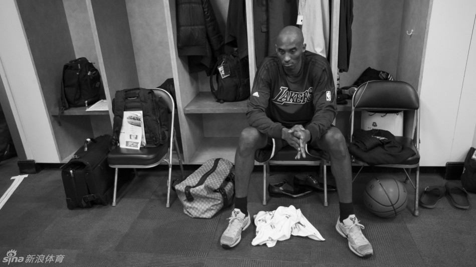 科比更衣室黑白影像