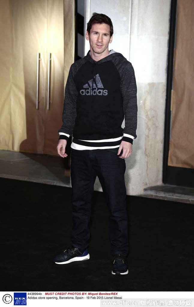 腼腆球王也有自己的时尚经,梅西私服搭配简单,清爽干净,在不少街拍中