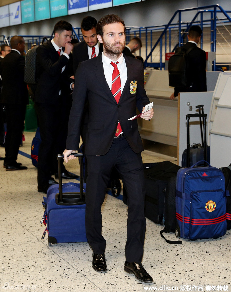 曼联抵达机场队员西装革履帅气逼人_高清图集_新浪网