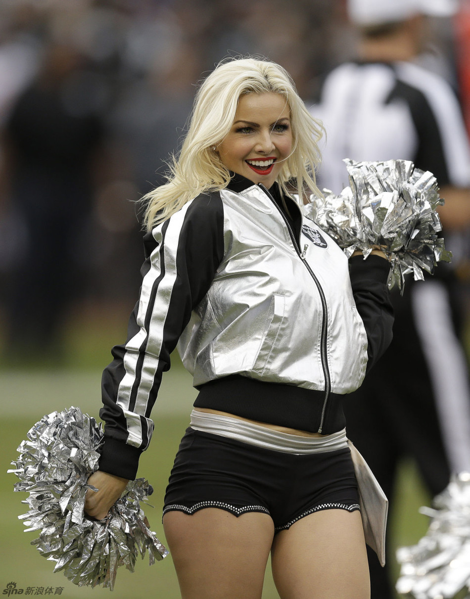 啦啦队员展示美丽动人