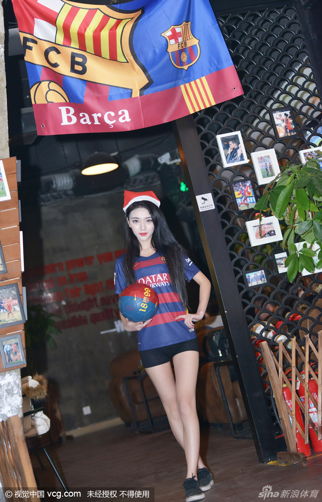 甜美巴萨女球迷拍圣诞写真_高清图集_新浪网