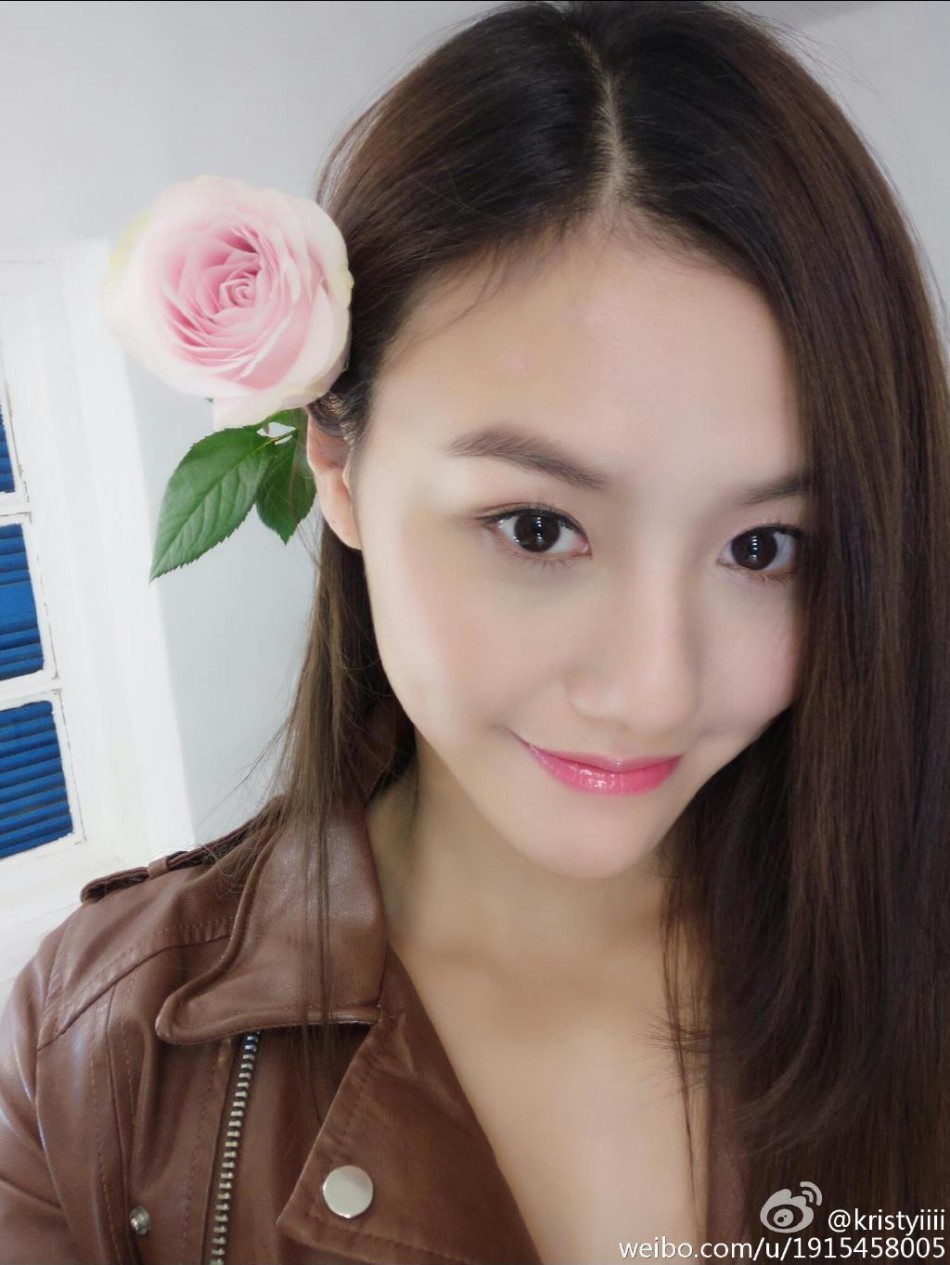 19 21:19:27 1 / 8 中国泳坛女神刘湘更新微博,淡妆上镜的她杏脸桃腮