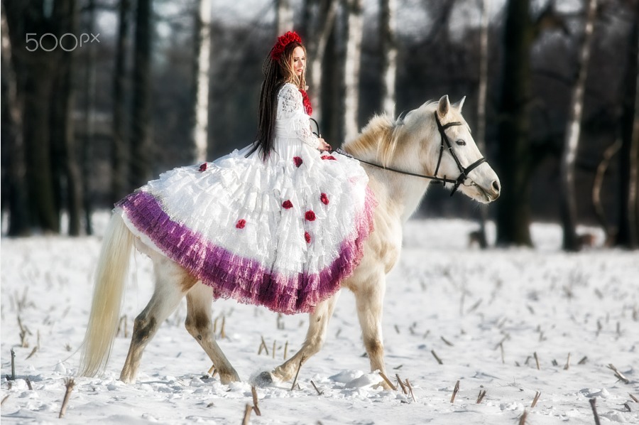 俄美女雪地骑马火辣动人