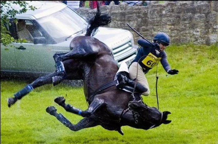 赛场人仰马翻惊险一幕