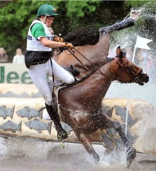赛场人仰马翻惊险一幕_高清图集_新浪网