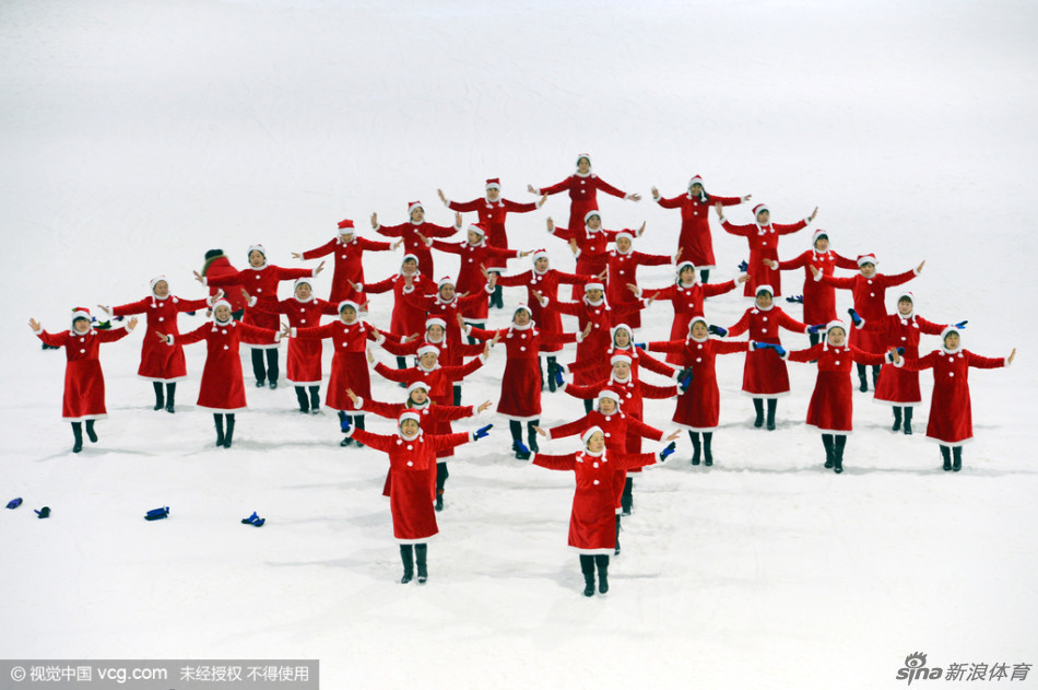 中国大妈雪地着圣诞装跳广场舞_高清图集_新浪网