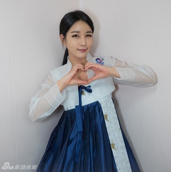 韩国举牌女郎修炼浑圆翘臀