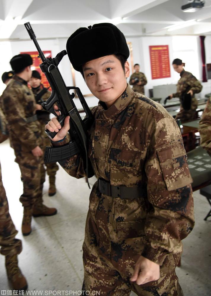 国乒军训持枪刘诗雯英姿飒爽_高清图集_新浪网