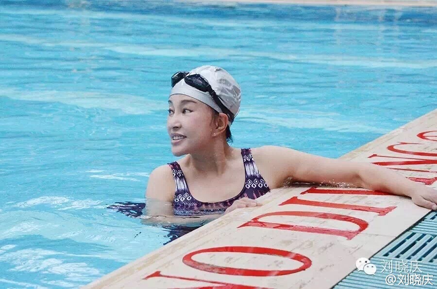 60岁刘晓庆冬日游泳似少女