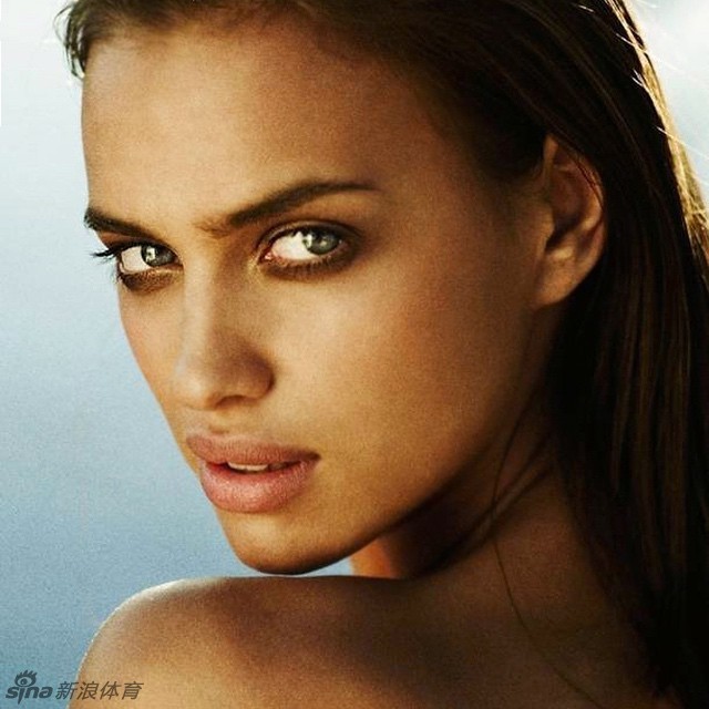 c罗前女友挤胸挤出新高度