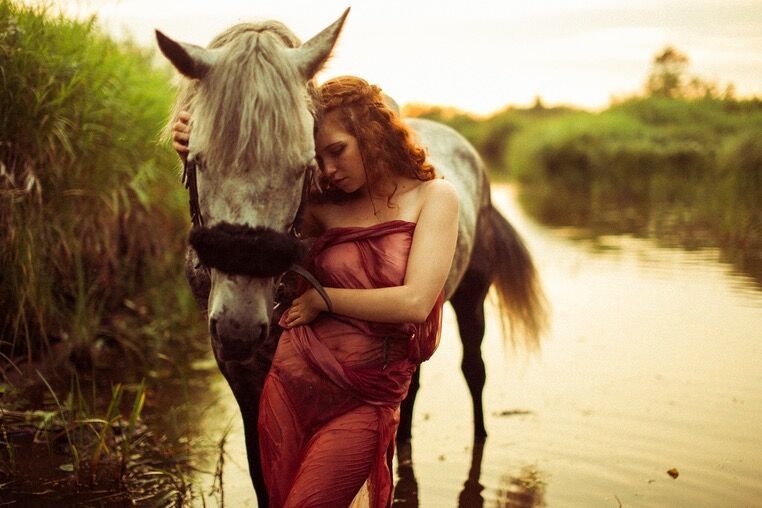 名画,讲述了一位善良的伯爵夫人为民请求减税,裸体骑马绕城一周的故事