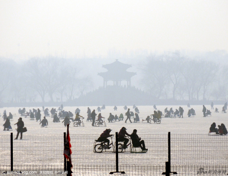 北京最大冰场开业迎客
