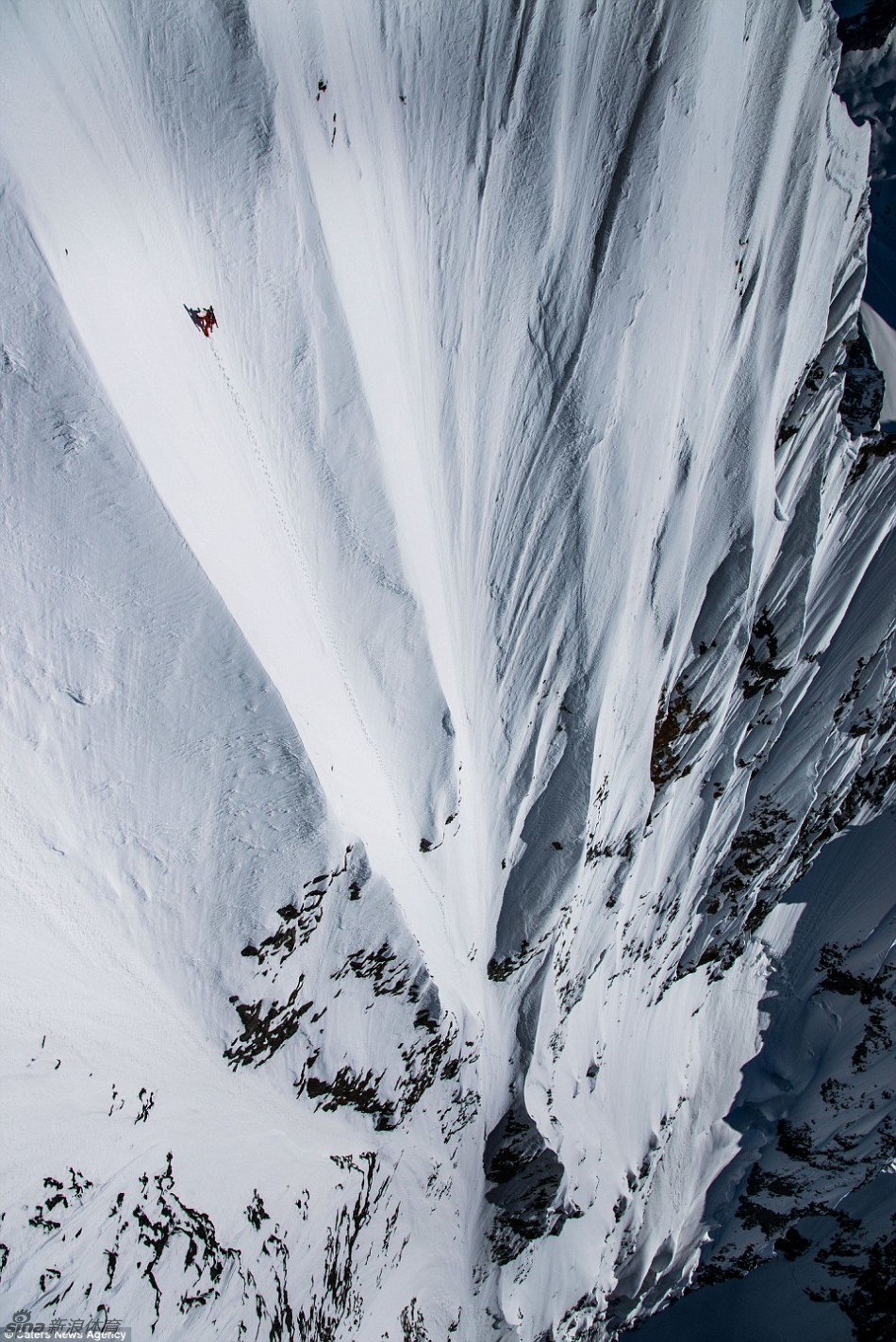 滑雪牛人完成垂直极限滑雪_高清图集_新浪网